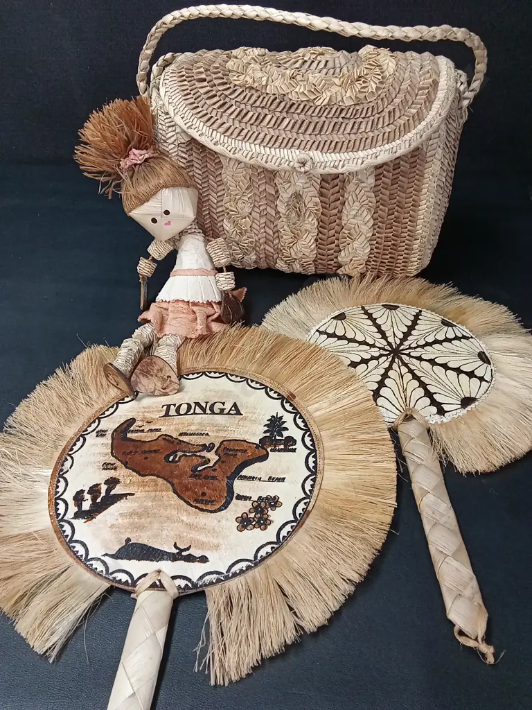 4 HANDWOVEN ITEMS Image 1++