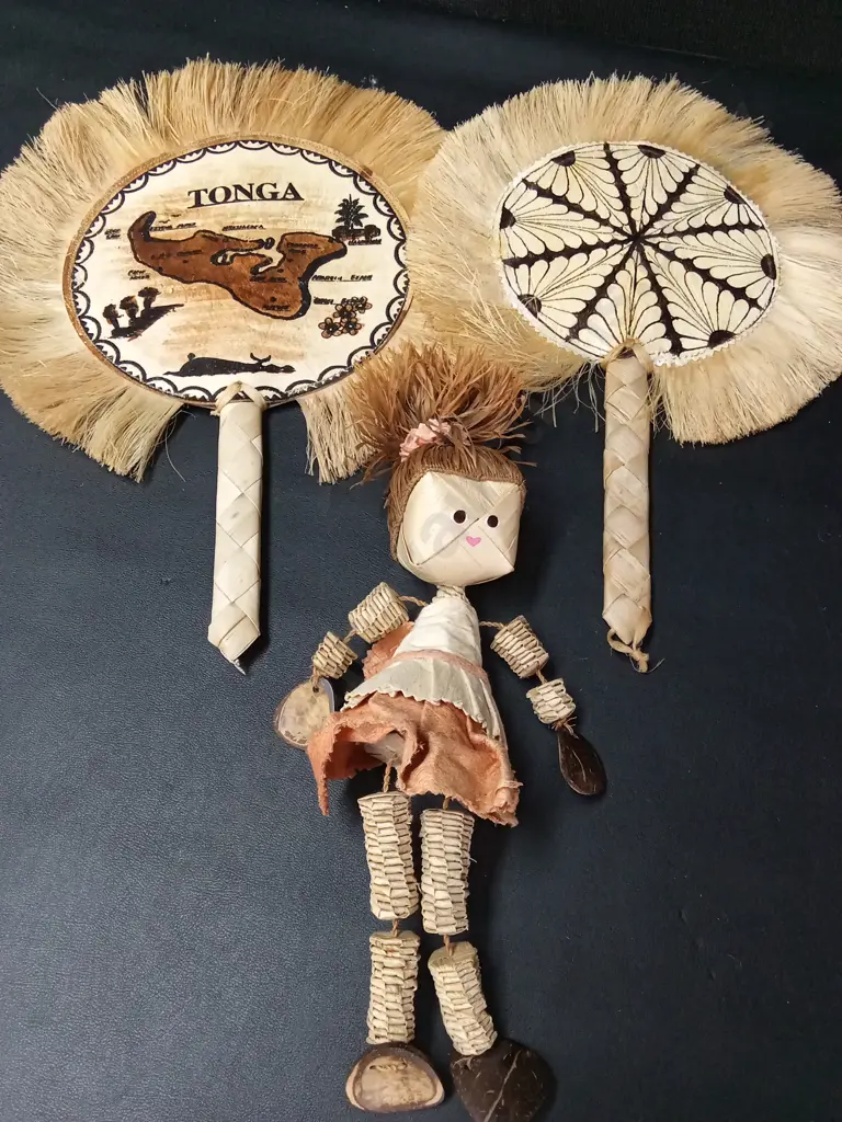 4 HANDWOVEN ITEMS Image 1++