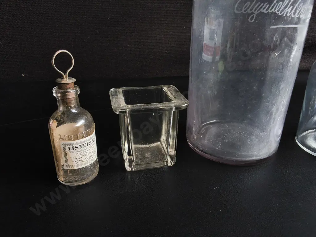 VINTAGE GLASSWARE, 5 PIECES, INCLUDING APOTHECARY BOTTLES AND LAB GLASS, TALLEST H 26 CM Image 1++