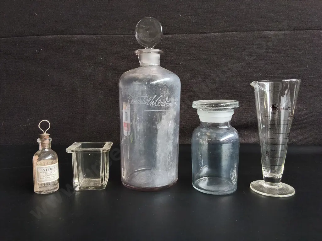 VINTAGE GLASSWARE, 5 PIECES, INCLUDING APOTHECARY BOTTLES AND LAB GLASS, TALLEST H 26 CM Image 1++