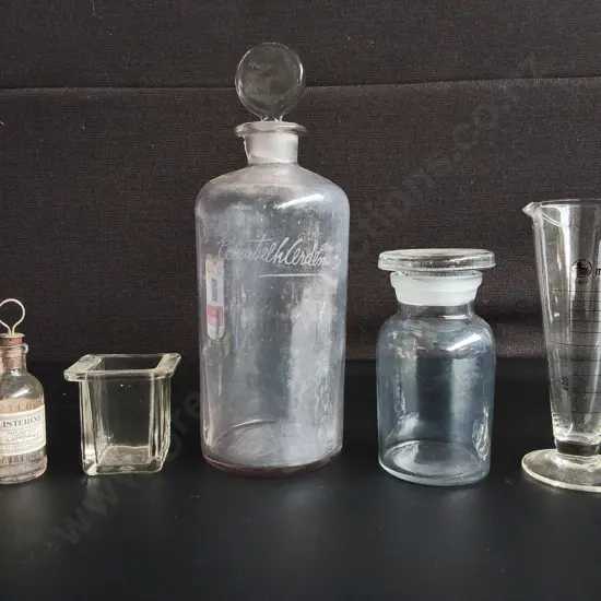 VINTAGE GLASSWARE, 5 PIECES, INCLUDING APOTHECARY BOTTLES AND LAB GLASS, TALLEST H 26 CM