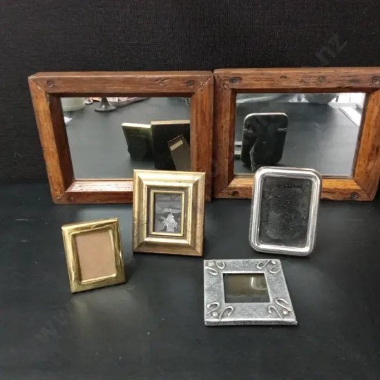4 PHOTO FRAMES AND 2 MIRRORS L21.5CM