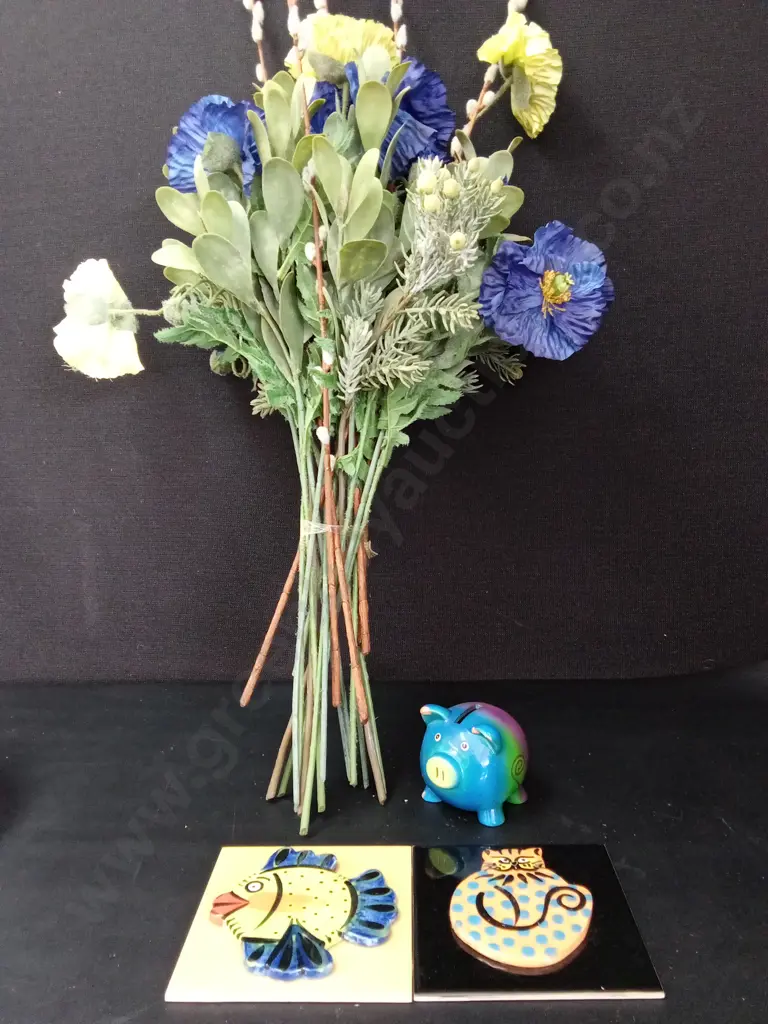 BOUQUET OF FAUX FLOWERS, PIGGY BANKS AND 2 PIECES OF WALL DECOR Image 1++
