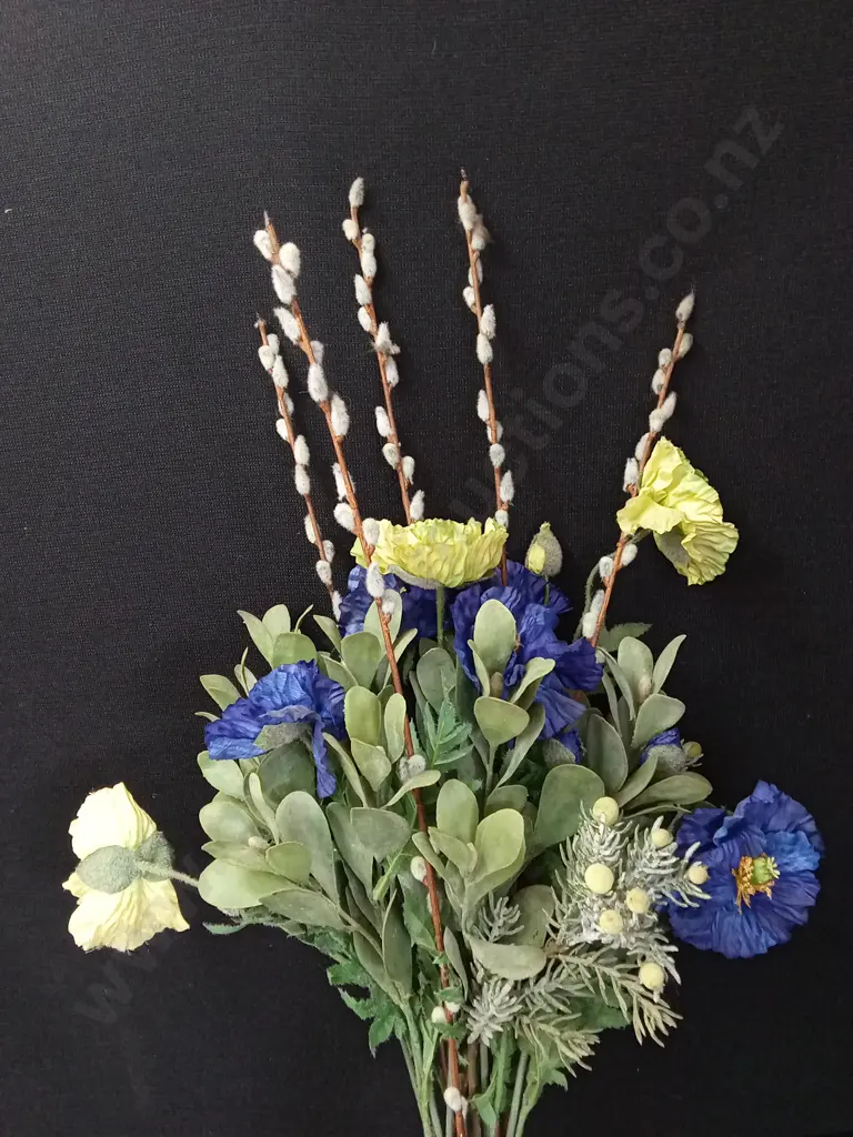 BOUQUET OF FAUX FLOWERS, PIGGY BANKS AND 2 PIECES OF WALL DECOR Image 1++