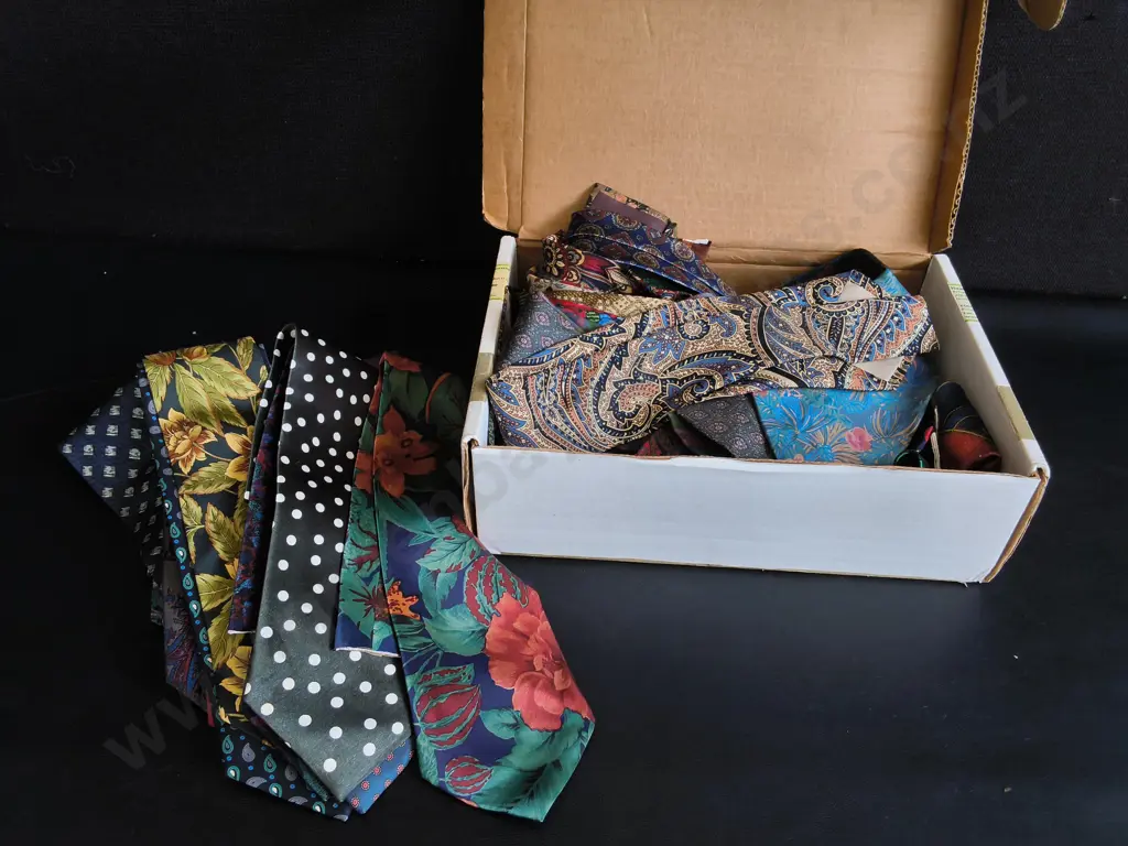 BOX OF VINTAGE TIES, TIPS HAVE BEEN CUT Image 1++
