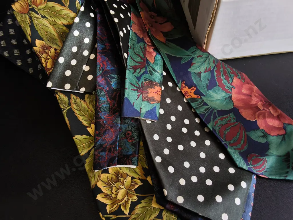 BOX OF VINTAGE TIES, TIPS HAVE BEEN CUT Image 1++