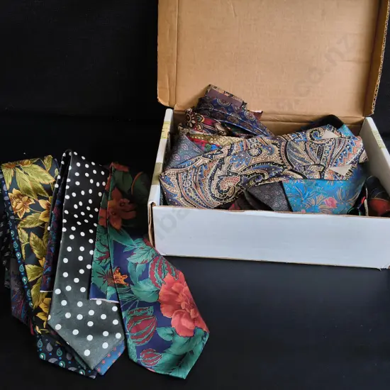 BOX OF VINTAGE TIES, TIPS HAVE BEEN CUT