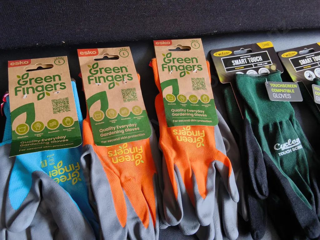 5 BRAND NEW PAIRS OF GARDENING GLOVES Image 1++