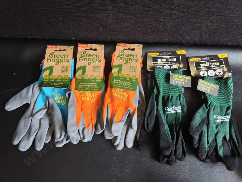 5 BRAND NEW PAIRS OF GARDENING GLOVES Image 1++