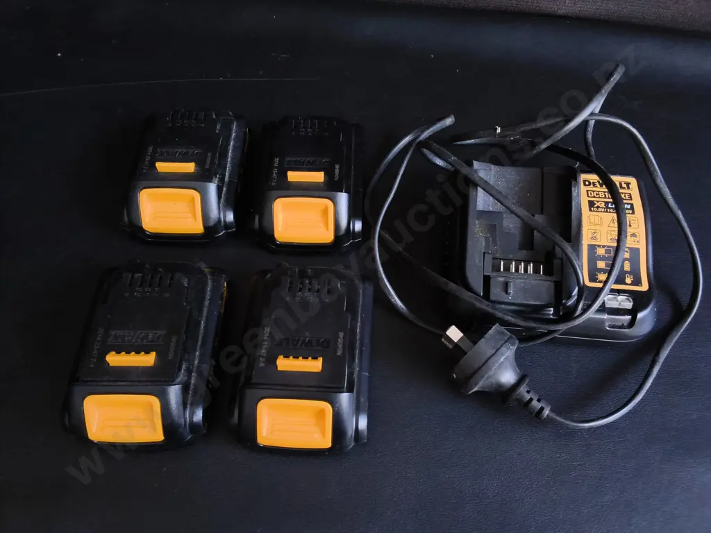 DEWALT COMPACT LITHIUM-ION SLIDE BATTERIES AND BATTERY CHARGER Image 1++