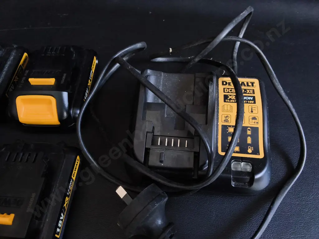 DEWALT COMPACT LITHIUM-ION SLIDE BATTERIES AND BATTERY CHARGER Image 1++
