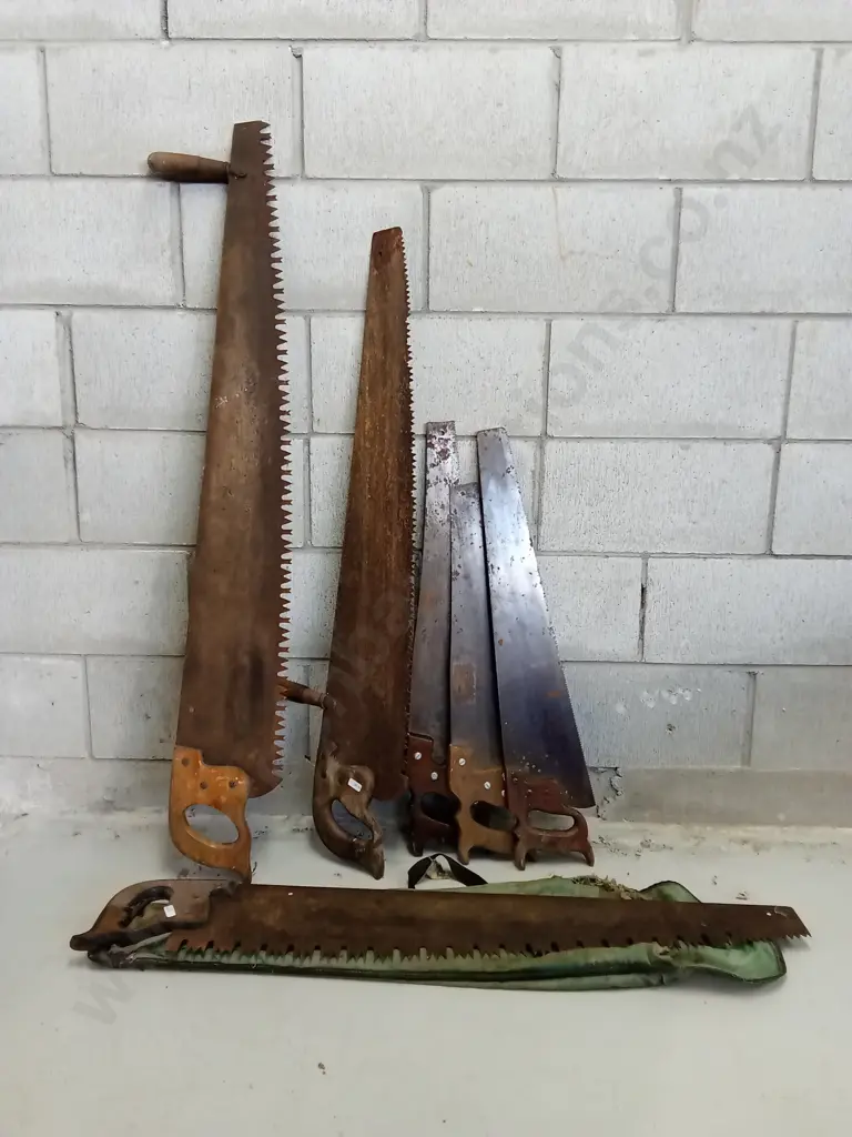 COLLECTION OF 6 VINTAGE HAND SAWS, H 122CM Image 1++