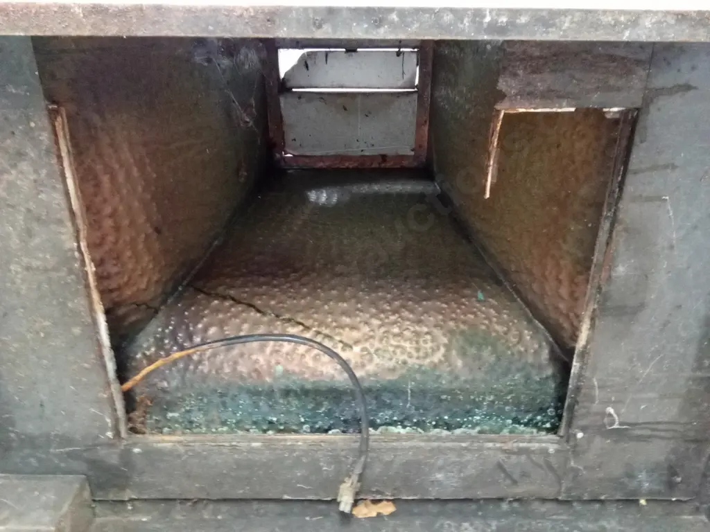 VINTAGE HAMMERED COPPER CHIMNEY HOOD, SHELL ONLY, H 70CM X W 90CM X D 57CM Image 1++