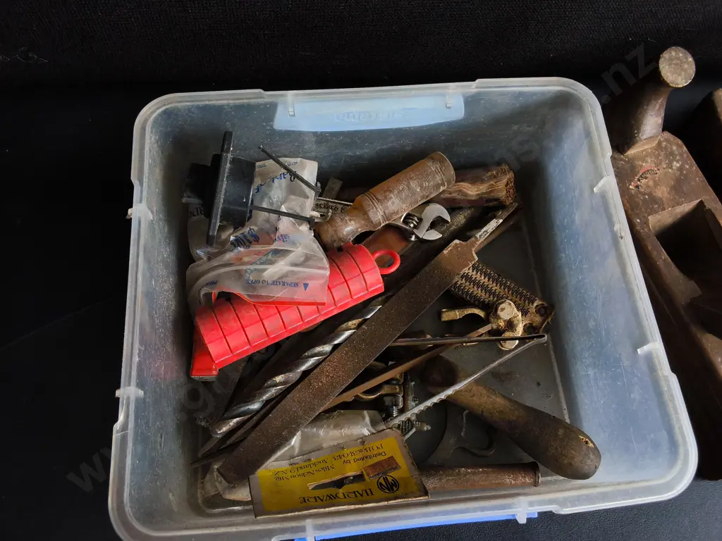 MIX OF TOOLS AND VINTAGE WOODEN PLANES Image 1++