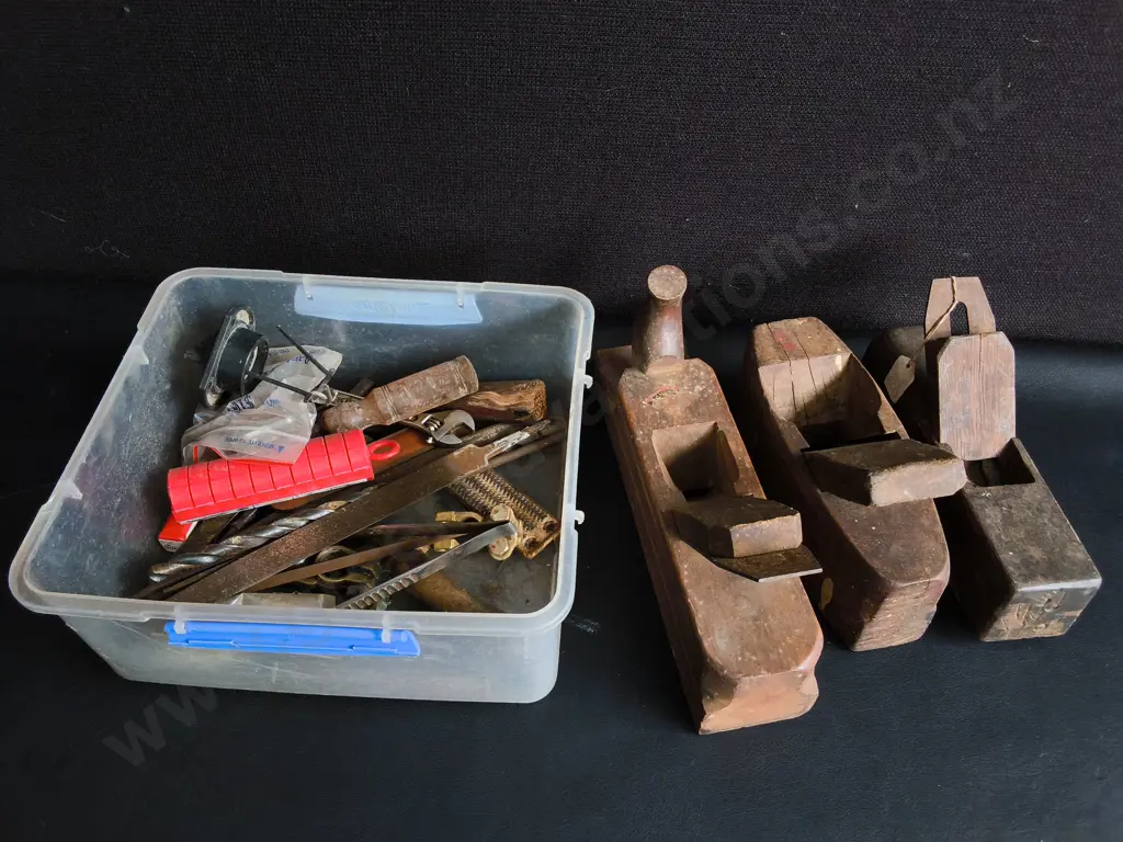 MIX OF TOOLS AND VINTAGE WOODEN PLANES Image 1++