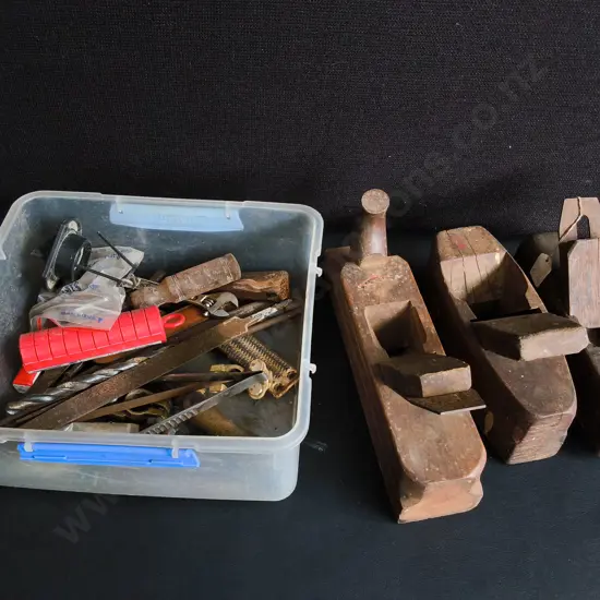 MIX OF TOOLS AND VINTAGE WOODEN PLANES