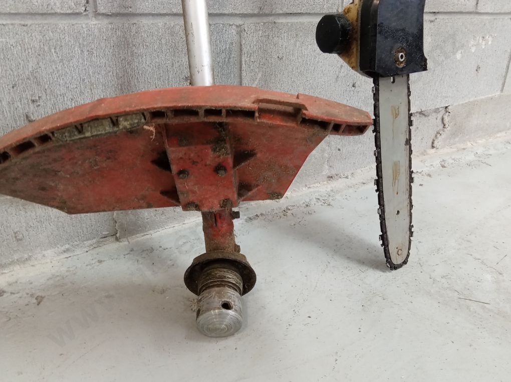 LONG REACH GAS HEDGE TRIMMER AND ATTACHMENTS - KNOWN ISSUES - LEAKS PETROL AND REQUIRES ATTENTION Image 1++
