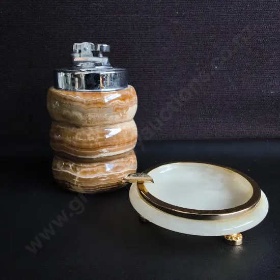 VINTAGE MID CENTURY MODERN ONYX AND ALABASTER SMOKING SET, TABLE LIGHTER AND ASHTRAY, TALLEST H 13 CM