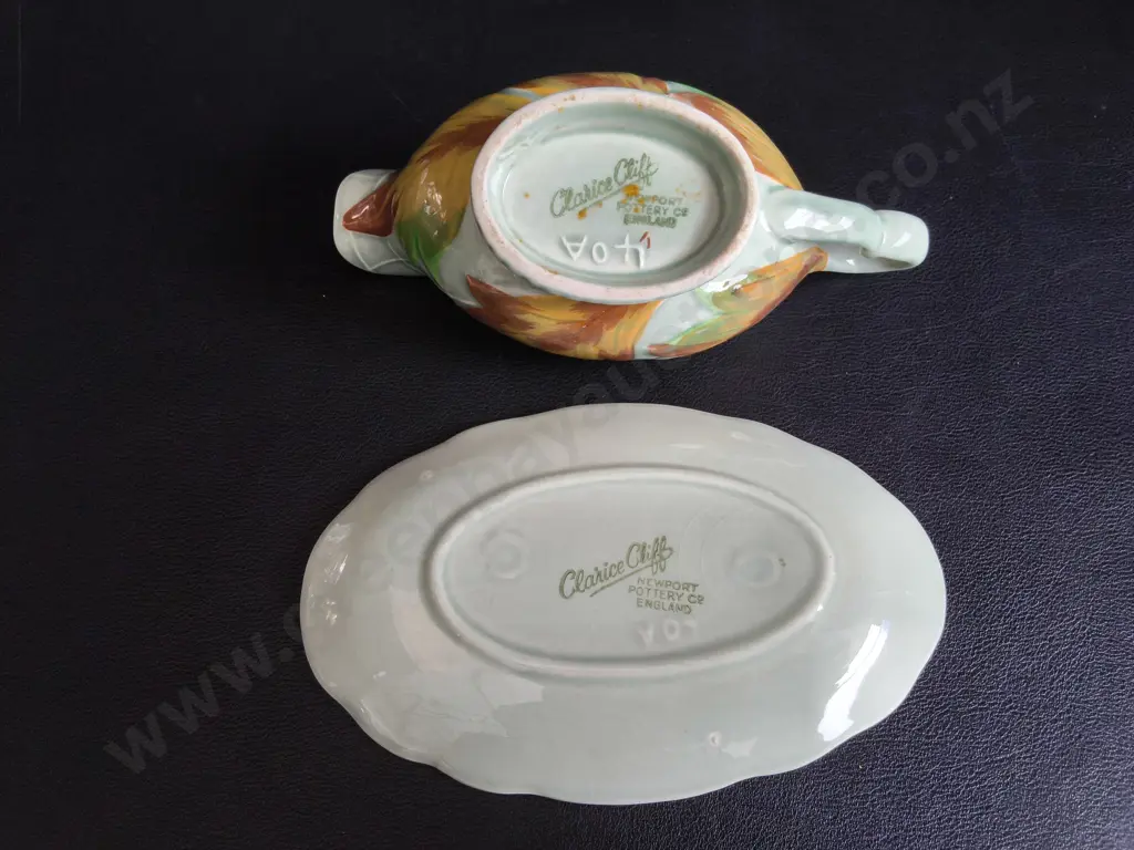 VINTAGE CLARICE CLIFF ART DECO LEAF AND BERRY GRAVY BOAT WITH UNDERPLATE, NEWPORT POTTERY, W 14 CM Image 1++