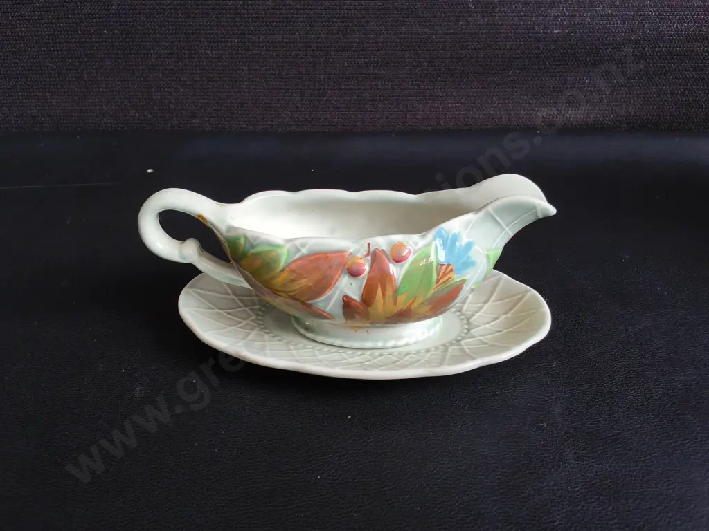 VINTAGE CLARICE CLIFF ART DECO LEAF AND BERRY GRAVY BOAT WITH UNDERPLATE, NEWPORT POTTERY, W 14 CM Image 1++