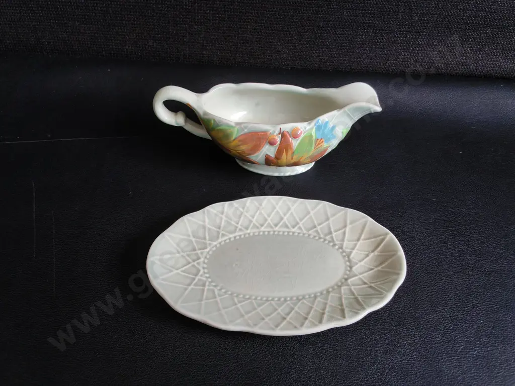 VINTAGE CLARICE CLIFF ART DECO LEAF AND BERRY GRAVY BOAT WITH UNDERPLATE, NEWPORT POTTERY, W 14 CM Image 1++