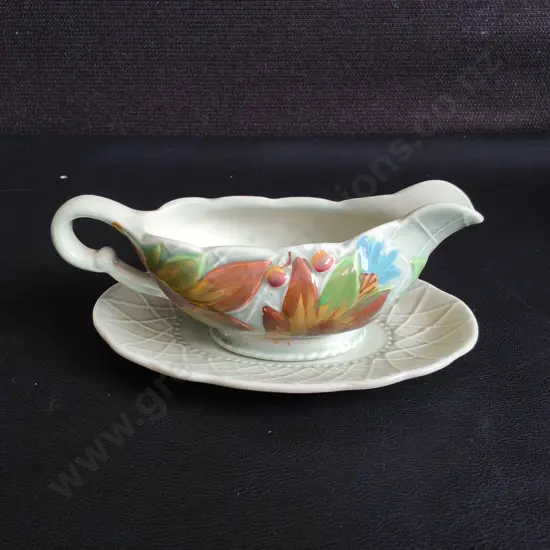 VINTAGE CLARICE CLIFF ART DECO LEAF AND BERRY GRAVY BOAT WITH UNDERPLATE, NEWPORT POTTERY, W 14 CM