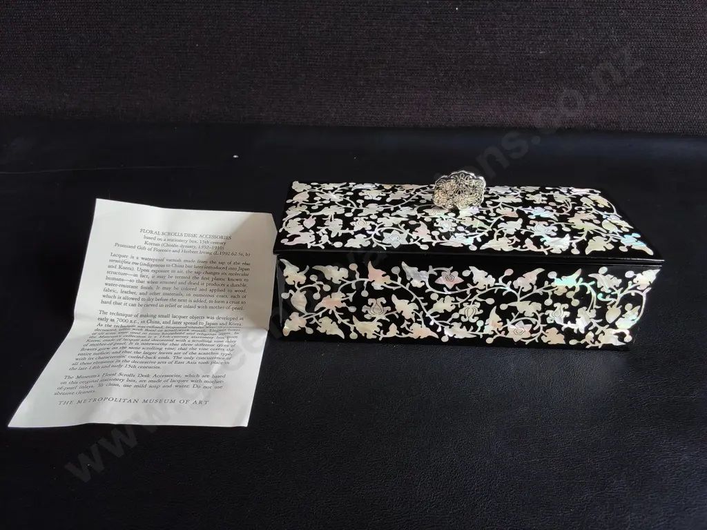 METROPOLITAN MUSEUM OF ART "FLORAL SCROLLS" KOREAN MOTHER-OF-PEARL LACQUER BOX, W 18 CM Image 1++