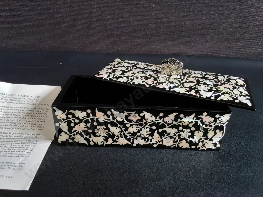 METROPOLITAN MUSEUM OF ART "FLORAL SCROLLS" KOREAN MOTHER-OF-PEARL LACQUER BOX, W 18 CM Image 1++