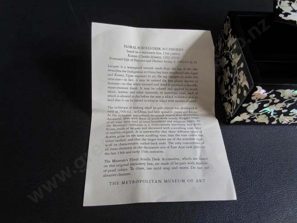METROPOLITAN MUSEUM OF ART "FLORAL SCROLLS" KOREAN MOTHER-OF-PEARL LACQUER BOX, W 18 CM Image 1++