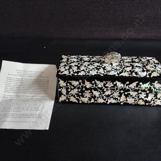 METROPOLITAN MUSEUM OF ART "FLORAL SCROLLS" KOREAN MOTHER-OF-PEARL LACQUER BOX, W 18 CM