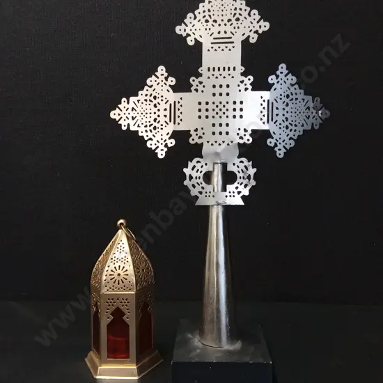 2 DECORATIVE ITEMS TALLEST H44CM