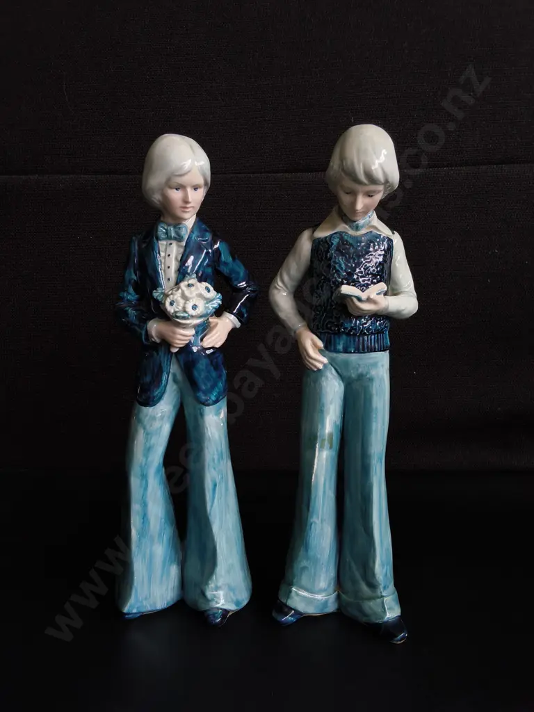 PAIR OF VINTAGE 1970S PORCELAIN FIGURINES, MOD BLUE FLARED PANTS STATUETTES, MADE IN JAPAN, H 29 CM Image 1++