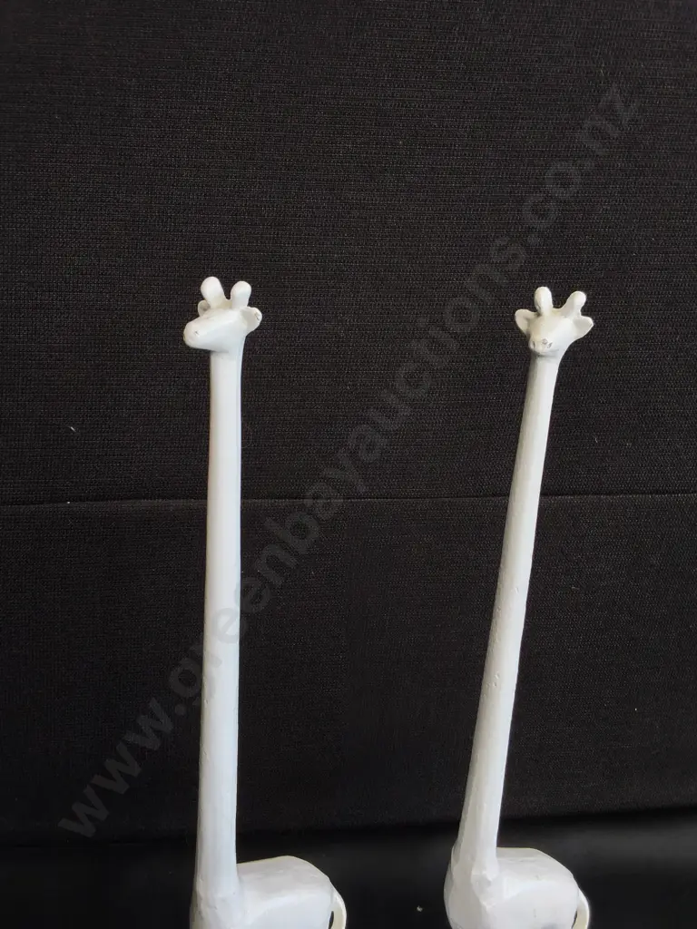 PAIR OF WHITE FINISHED DECORATIVE IRON GIRAFFES, H 46 CM Image 1++