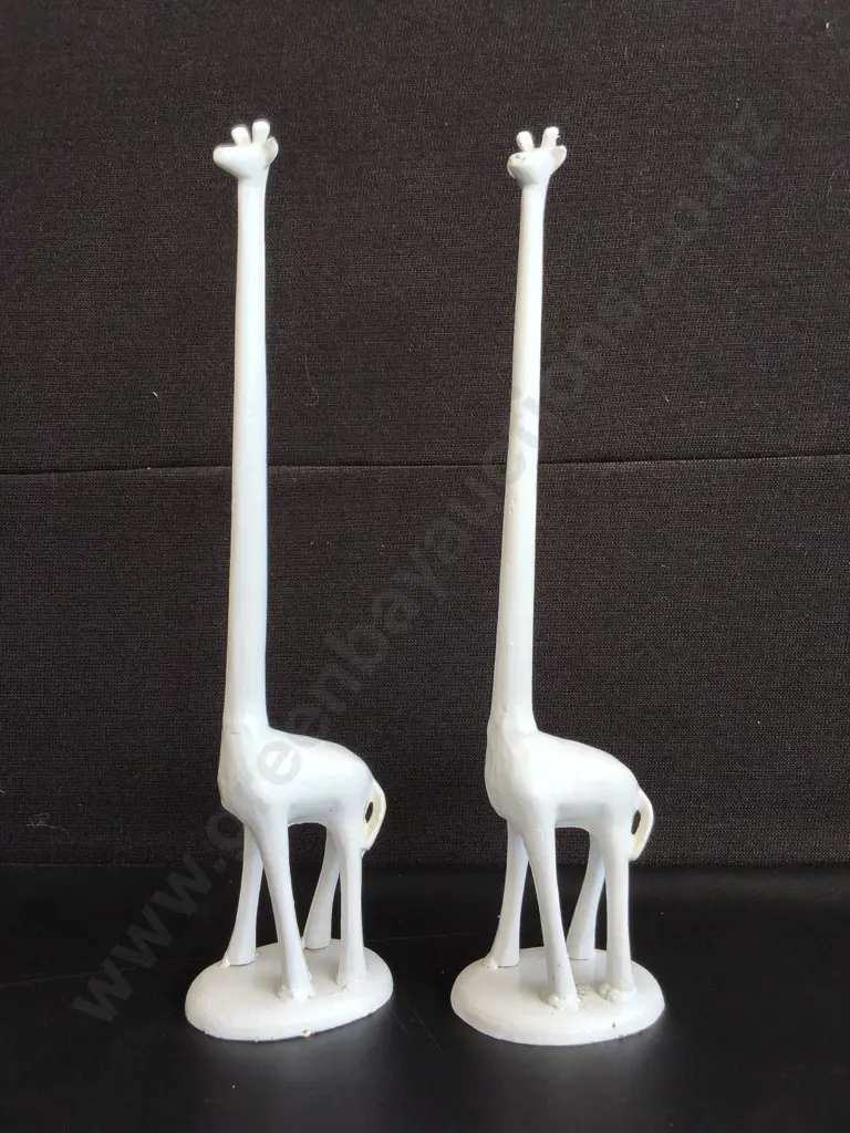 PAIR OF WHITE FINISHED DECORATIVE IRON GIRAFFES, H 46 CM Image 1++