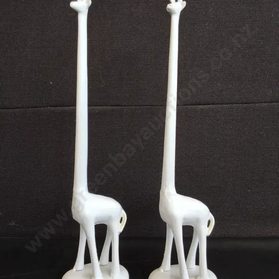 PAIR OF WHITE FINISHED DECORATIVE IRON GIRAFFES, H 46 CM