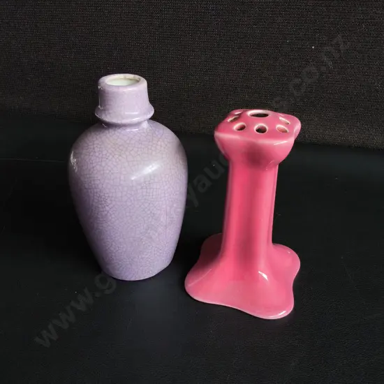 CRACKLE GLAZE BUD VASE AND PINK FLOWER FROG HOLDER, TALLEST H 14 CM