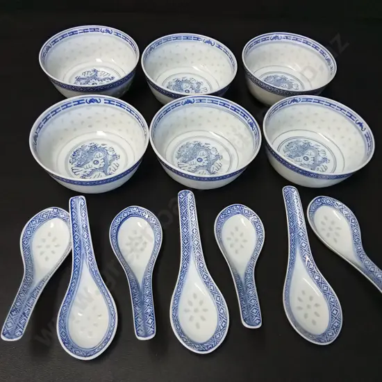 6 VINTAGE CHINESE PORCELAIN RICE GRAIN BOWLS D11CM AND 7 SPOONS