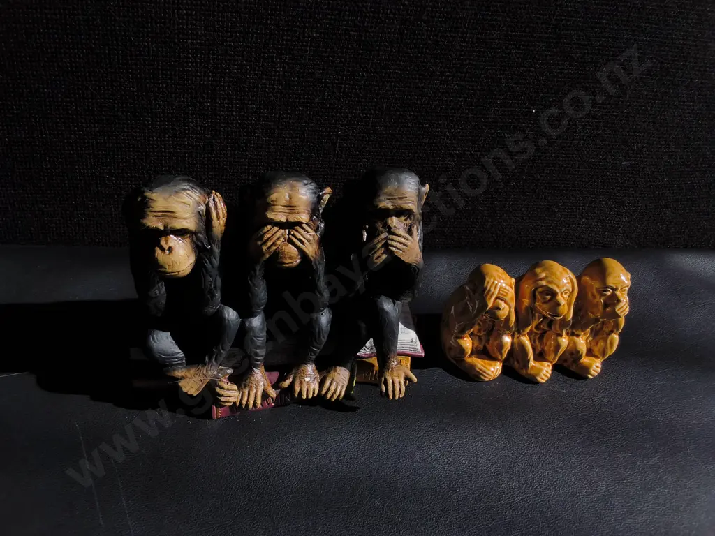 PAIR OF "THE WISE MONKEYS" DECORATIVE FIGURINES, WIDEST W 16 CM Image 1++