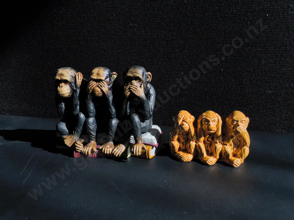 PAIR OF "THE WISE MONKEYS" DECORATIVE FIGURINES, WIDEST W 16 CM Image 1++