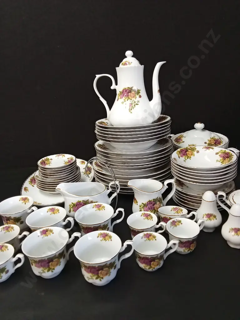 VINTAGE REGAL CROWN CHINA SET Image 1++