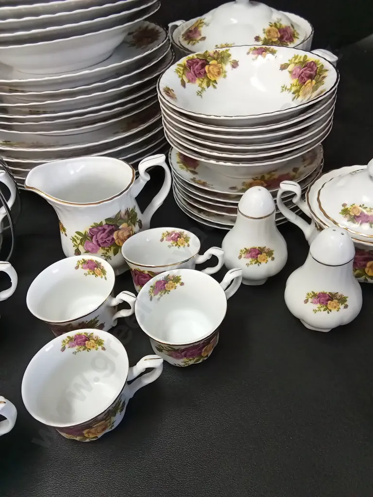 VINTAGE REGAL CROWN CHINA SET Image 1++