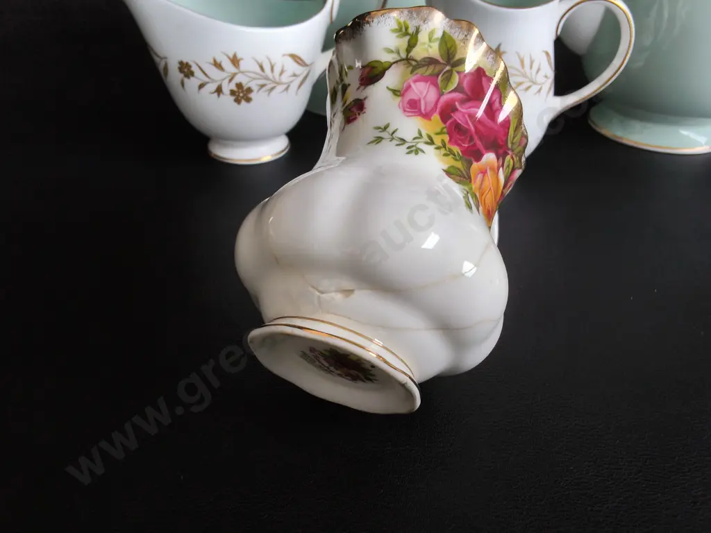 VINTAGE FINE BONE CHINA TEA SERVICE, ROYAL ALBERT "OLD COUNTRY ROSES", AND SUSIE COOPER, 8 PIECES, TALLEST H 25 CM Image 1++