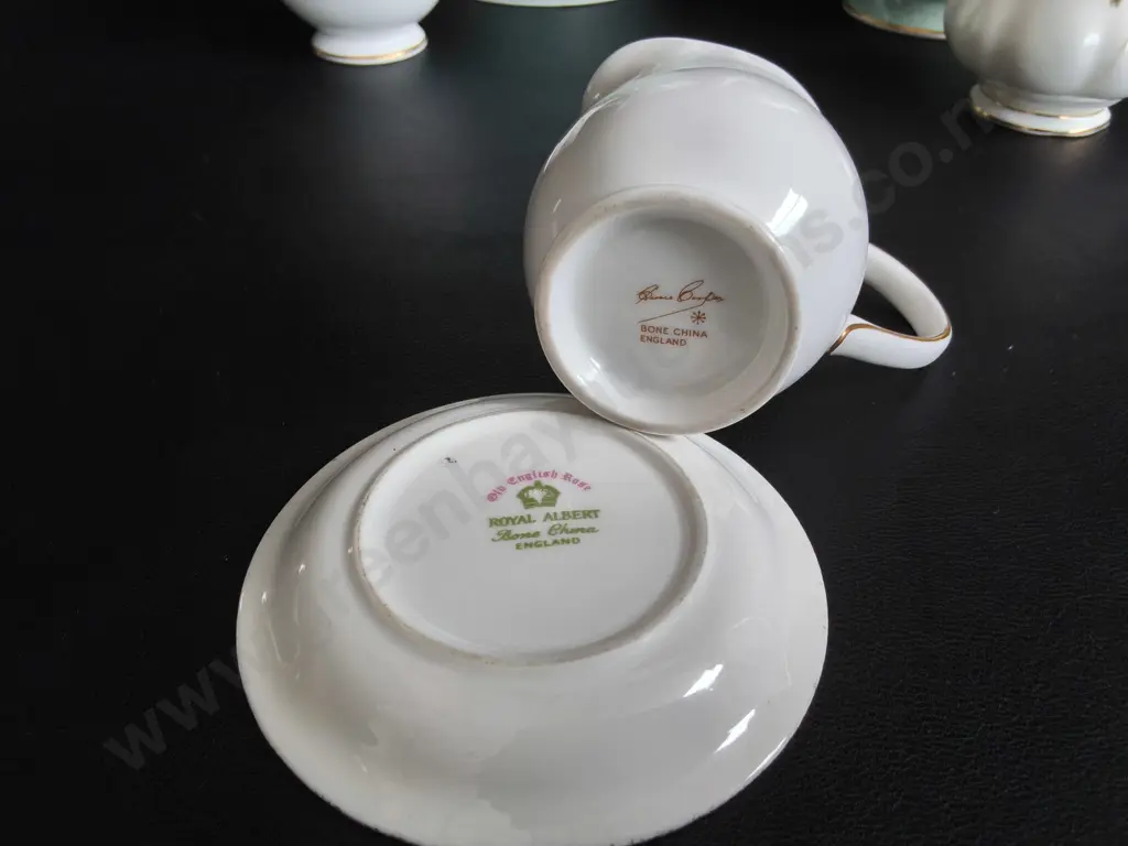 VINTAGE FINE BONE CHINA TEA SERVICE, ROYAL ALBERT "OLD COUNTRY ROSES", AND SUSIE COOPER, 8 PIECES, TALLEST H 25 CM Image 1++