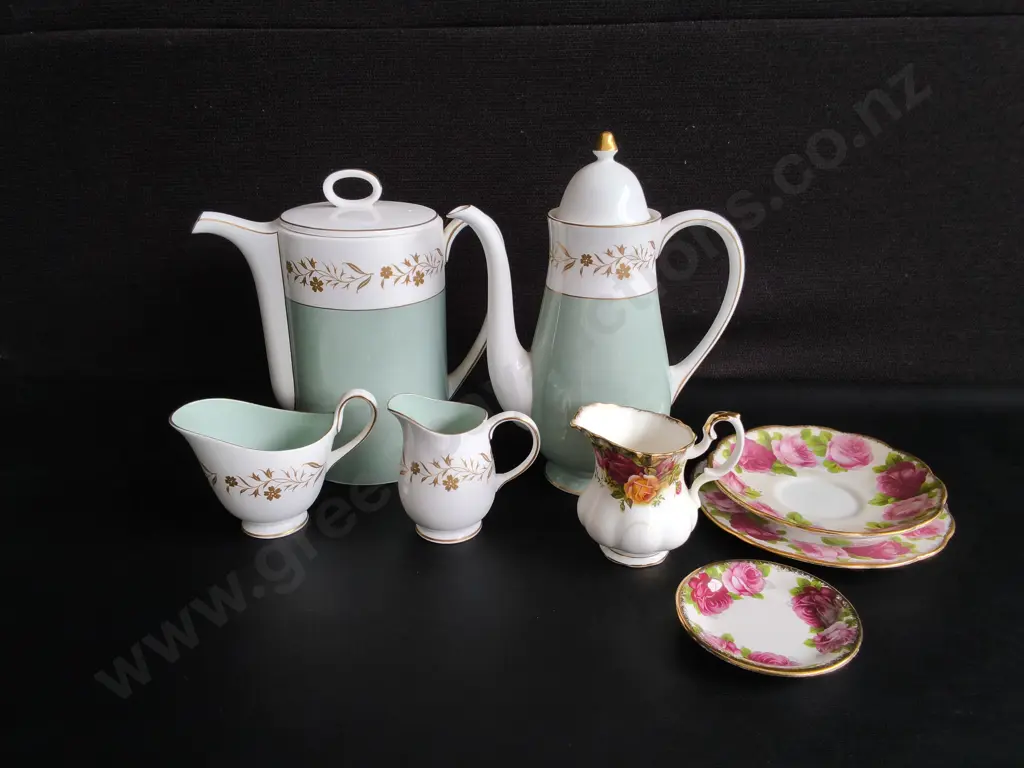 VINTAGE FINE BONE CHINA TEA SERVICE, ROYAL ALBERT "OLD COUNTRY ROSES", AND SUSIE COOPER, 8 PIECES, TALLEST H 25 CM Image 1++