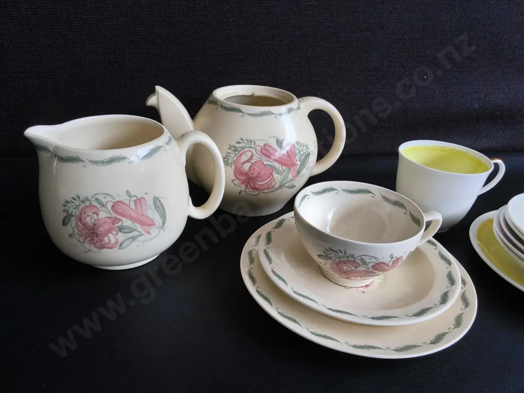 VINTAGE SUSIE COOPER TEA SERVICE DISHES, ART DECO KESTREL "TIGER LILY" AND RAISED SPOTS, 14 PIECES, MISSING TEA POT LID Image 1++
