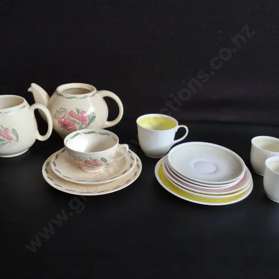 VINTAGE SUSIE COOPER TEA SERVICE DISHES, ART DECO KESTREL "TIGER LILY" AND RAISED SPOTS, 14 PIECES, MISSING TEA POT LID