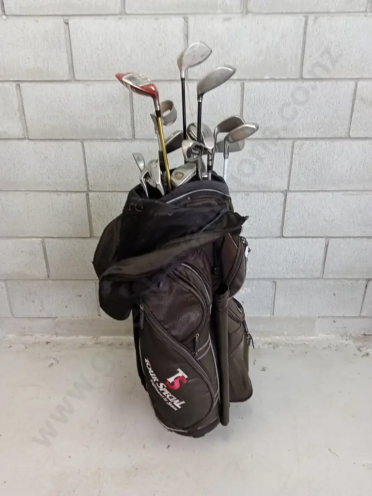 SET OF GOLF CLUBS IN MULTI POCKET CARRYING STAND Image 1++