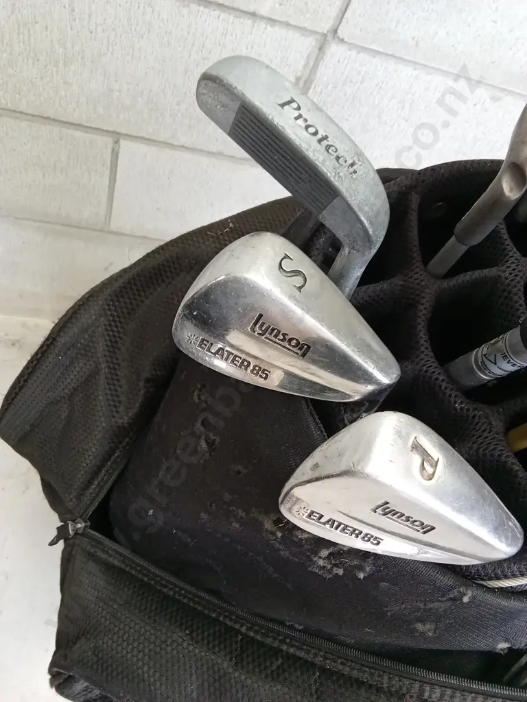 SET OF GOLF CLUBS IN MULTI POCKET CARRYING STAND Image 1++