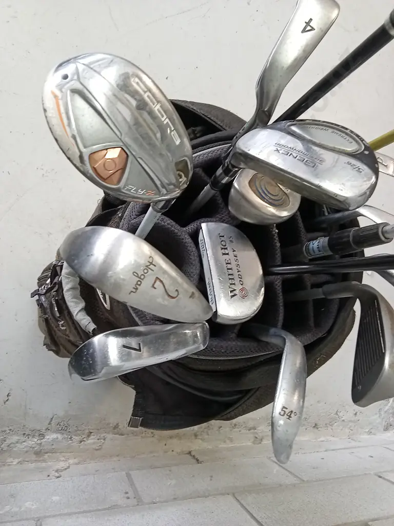 SET OF GOLF CLUBS IN MULTI POCKET CARRYING STAND Image 1++