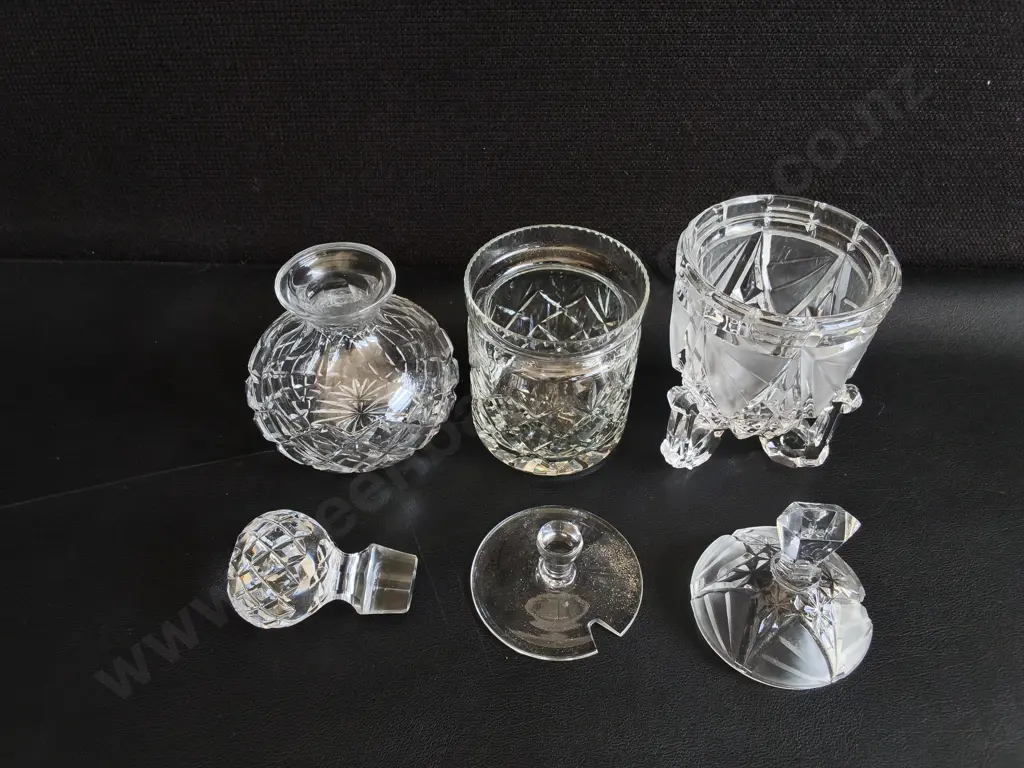 3 VINTAGE CLEAR CUT GLASS CONTAINERS WITH MATCHING LIDS, TALLEST H 17 CM Image 1++